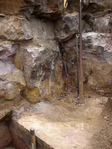 Quarry quartzite face which has to be broken through with hand tools